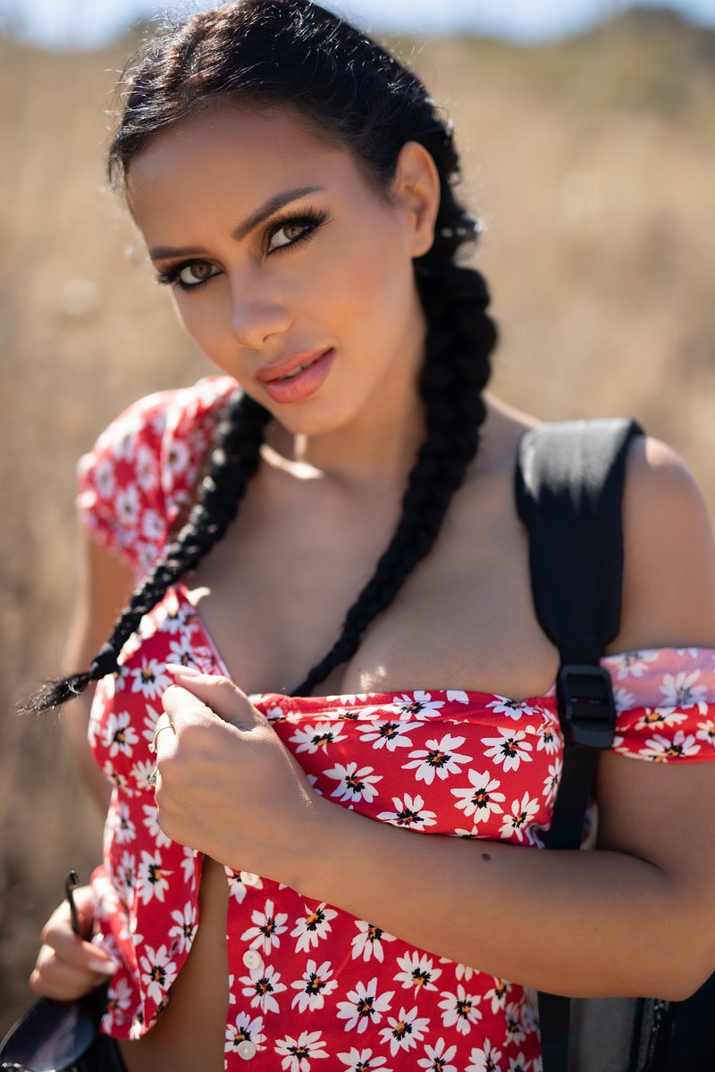 Юлиана, 24